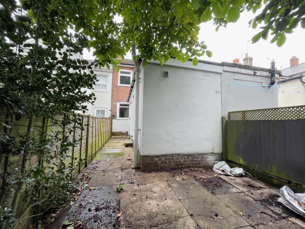 Lot: 126 - TERRACE HOUSE FOR IMPROVEMENT IN COLCHESTER CITY CENTRE - Rear elevation of the property taken from the yard
